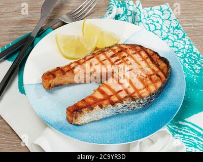 Gegrillter Lachs mit Zitrone Stockfoto