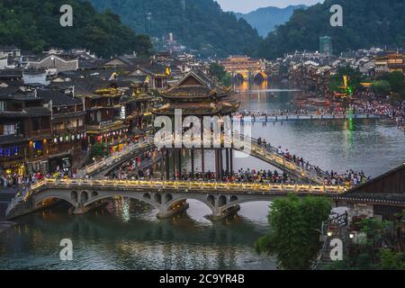 Feng Huang, China - August 2019 : Blick auf die alte historische Xueqiao Snow Bridge am Ufer des Tuo Flusses, die durch das Zentrum von F Stockfoto