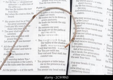 Die Bibel wurde in Psalm 23 mit einem kleinen Stab eröffnet. Verse 1 bis 5. Nahaufnahme. Horizontale Aufnahme. Stockfoto