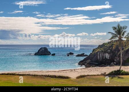 Blick über den Atlantik von einer idyllischen Bucht auf der Insel Bermuda Stockfoto