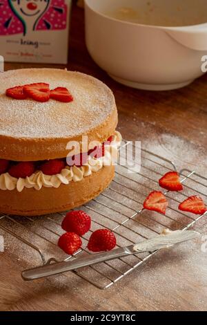 Vanilla und Strawberry Victoria Biskuitkuchen Stockfoto