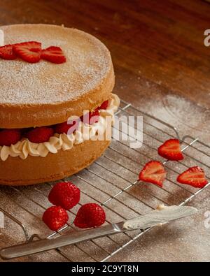 Vanilla und Strawberry Victoria Biskuitkuchen Stockfoto