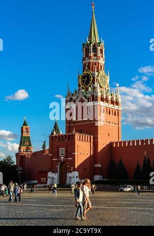 Moskau - 23. Juli 2020: Kreml auf dem Roten Platz in Moskau, Russland. Ist berühmte Touristenattraktion von Moskau, Top-russisches Wahrzeichen. Die Leute gehen daneben Stockfoto