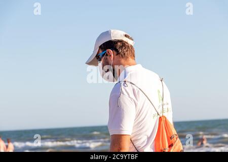 Punta Umbria, Huelva, Spanien - 2. August 2020: Die Strandwache der Junta de Andalucia kontrolliert die soziale Distanzierung und den Einsatz von Schutzmaske Stockfoto