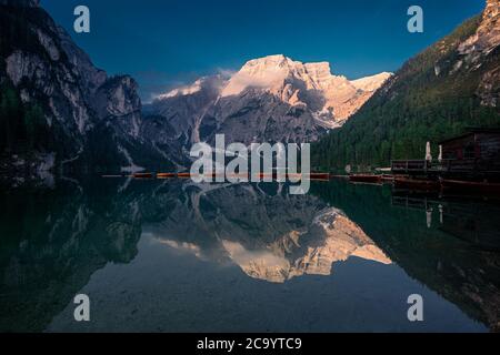 Lago Di Prags am Morgen mit Reflexionen aus dem ruhigen See in den Dolomiten, Italien Stockfoto