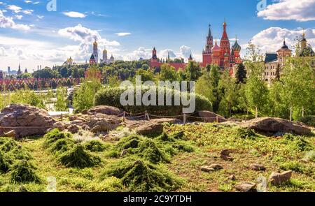 Landschaftlich gestaltetes Design im modernen Zaryadye Park in der Nähe des berühmten Moskauer Kremls, Russland. Saryadye ist neue touristische Attraktion von Moskau. Stadtlandschaft, schön Stockfoto