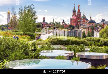 Stadtlandschaft von Moskau, Russland. Landschaftlich gestaltetes Design im Zaryadye Park in der Nähe des Moskauer Kremls, schöner Panoramablick auf das Stadtzentrum von Moskau im Sommer. Dies Stockfoto