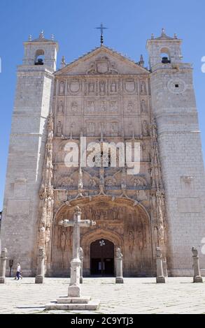 Valladolid, Spanien - 18. Juli 2020: Iglesia conventual de San Pablo. Eines der Gebäude, das als Wahrzeichen der Stadt gilt. Valladolid, Spanien Stockfoto