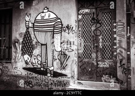Athen - 6. Mai 2018: Altes Haus mit Graffiti in Plaka, Athen, Griechenland. Plaka ist eine der wichtigsten touristischen Attraktionen von Athen. Traditionelle Vinta Stockfoto