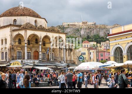 Athen - 7. Mai 2018: Monastiraki Platz mit alter Moschee und Blick auf die Akropolis in Athen, Griechenland. Im Sommer besuchen die Menschen das Stadtzentrum von Athen. Monast Stockfoto