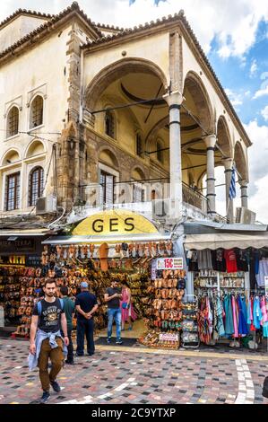 Athen - 7. Mai 2018: Tzistarakis Moschee und alter Markt auf dem Monastiraki Platz in Athen, Griechenland. Monastiraki ist eine der wichtigsten touristischen Attraktionen in Ath Stockfoto