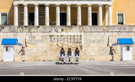 Athen - 9. Mai 2018: Wechsel der Ehrenwache auf dem Syntagma-Platz in Athen, Griechenland. Präsidentengarde in traditioneller Uniform marschieren vor Stockfoto