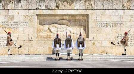 Athen, Griechenland - 9. Mai 2018: Panoramablick auf die Wachablösung auf dem Syntagma-Platz. Präsidentengarde in traditioneller Uniform marschieren ein Stockfoto