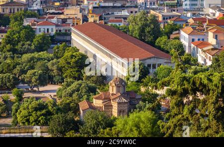 Alte Agora mit Kirche der Heiligen Apostel und Stoa von Attalos, Athen, Griechenland. Luftaufnahme der klassischen griechischen Ruinen im Stadtzentrum von Athen. Thi Stockfoto