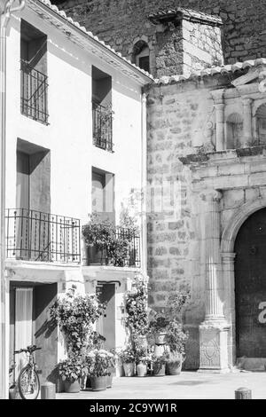 Aras de los Olmos, Spanien - 29. Juni 2020: Blick von den leeren Straßen des Dorfes im Sommer nach covid-19 Sperre in Aras de los Olmos, Los Serra Stockfoto