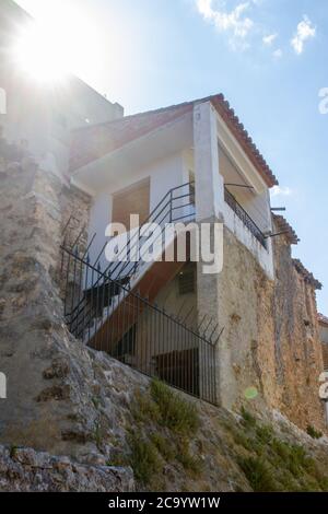 Aras de los Olmos, Spanien - 29. Juni 2020: Blick von den leeren Straßen des Dorfes im Sommer nach covid-19 Sperre in Aras de los Olmos, Los Serra Stockfoto