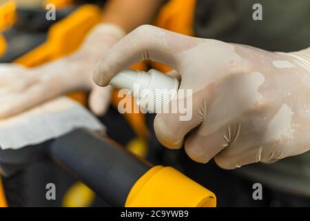 Hände von Menschen mit Sprühen Alkohol antiseptisch, Desinfektionsspray, Reinigung auf Warenkorb, Trolley Griff, Schutz während Coronavirus Pandemie, C Stockfoto