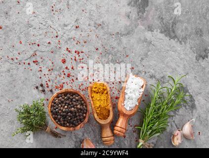 Gewürze und Kräuter auf Stein Hintergrund Stockfoto