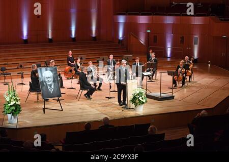 Dieter REITER (Bürgermeister der Stadt München) während seiner Rede. Trauerfeier für den verstorbenen Münchner Alt-ob und Ehrenbürger Dr. Hans-Jochen Vogel (SPD) am 03.08.2020 in der Philharmonie Gasteig in München, weltweite Nutzung Stockfoto