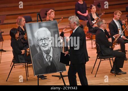 Dieter REITER (Bürgermeister der Stadt München) nach seiner Rede - ein letzter Gruß zu einem Portraitfoto des Verstorbenen, Trauerfeier für den verstorbenen Münchner Alt-ob und Ehrenbürger Dr. Hans-Jochen Vogel (SPD) am 03.08.2020 in der Philharmonie Gasteig in München, weltweite Nutzung Stockfoto