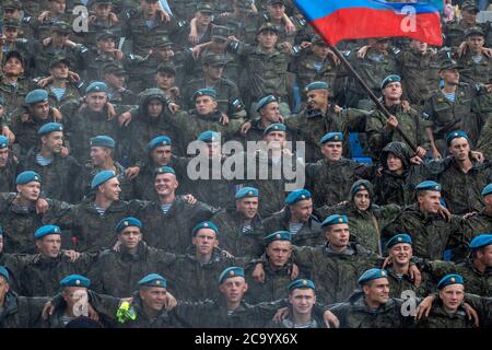 Rjasan, Russland. 2. August 2020 Luftgetragene Soldaten (Blauer Barett) singen die nicht-offiziellen russischen Luftgetragenen Truppen im strömenden Regen im Spartak-Stadion während der Feier des Fallschirmjägertages in der russischen Stadt Rjasan. Russlands Luftlandetruppen feiern ihren Berufsurlaub jährlich am 2. August Stockfoto