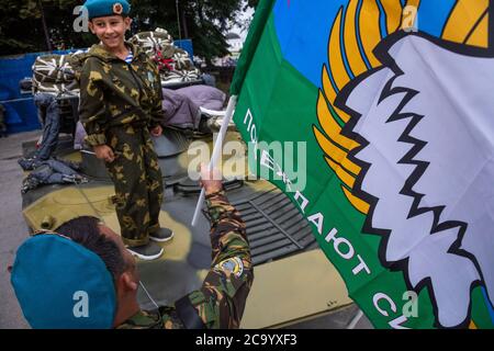 Rjasan, Russland. 2. August 2020 Sohn und Vater auf dem zentralen Platz während der Fallschirmjägerfeier in Rjasan, Russland. Russlands Lufttruppen (Blaue Berets) feiern ihren professionellen Feiertag am 2. August, dem Tag des Propheten Elia, ihres Schutzpatrons Stockfoto