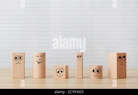 Holzfiguren auf dem Schreibtisch Stockfoto