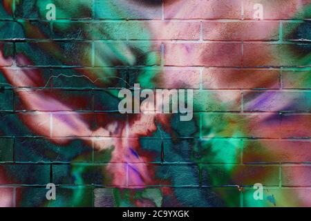 Ziegelwand. Abstrakt schöne Street Art bunte Graffiti-Stil Nahaufnahme. Kultige städtische Kultur Jugend Stockfoto
