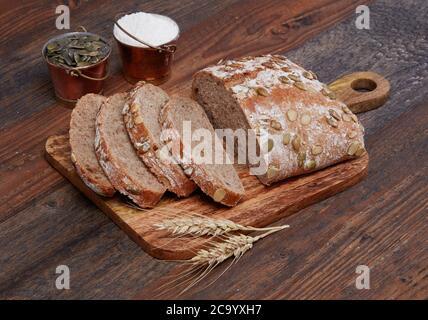 Vollkornbrot auf hölzernen Tisch Stockfoto