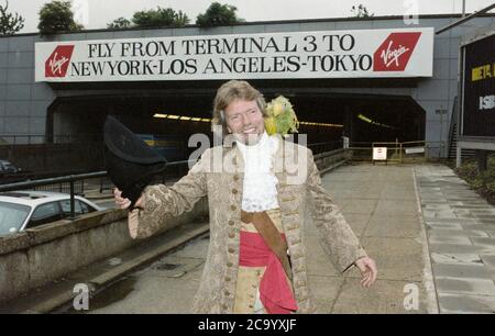 Virgin Atlantic Boss Sir Richard Branson am Eingangstunnel zum Flughafen London Heathrow 1991 als der erste Virgin Flug in Heathrow ankam. Stockfoto