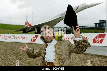 Virgin Atlantic Boss Sir Richard Branson am Eingang nach London Heathrow Airport 1991 als der erste Virgin-Flug in Heathrow ankam Mit entführter British Airways Concorde im Hintergrund Stockfoto