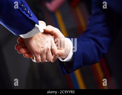 Partnerschaft, Vertrag und finanzielle Unterstützung. Bei Geschäftstreffen die Hände schütteln. Erfolgreiche Geschäftsleute Handshake nach gutem Vertrag. Männliche Hände halten. Geschäftspartner nach Vertragsunterzeichnung. Stockfoto