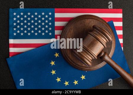 Richter Gavel über usa Flagge und europäisch. Handelskrieg. Rechtliche Konfrontation USA und EU. Stockfoto