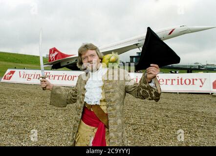 Virgin Atlantic Boss Sir Richard Branson am Eingang nach London Heathrow Airport 1991 als der erste Virgin-Flug in Heathrow ankam Mit entführter British Airways Concorde im Hintergrund Stockfoto