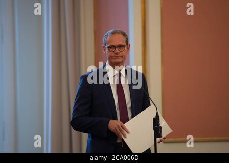 Berlin, Deutschland. August 2020. Regierungsbürgermeister Michael Müller (SPD) spricht im Roten Rathaus mit Journalisten über einen Vertrag mit Galeria Karstadt Kaufhof. Dazu gehört die vorübergehende Rettung der Karstadt-Filialen in der Müllerstraße in Wedding, des Tempelhofer Damms in Tempelhof und der Wilmersdorfer Straße in Charlottenburg. Quelle: Paul Zinken/dpa-Zentralbild/dpa/Alamy Live News Stockfoto