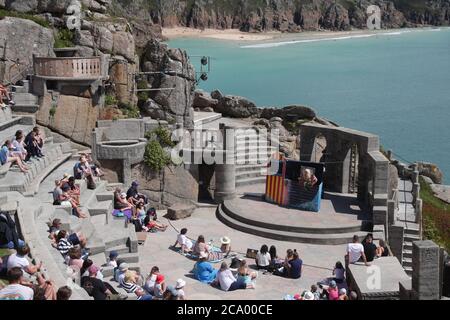 Die Sea Show Performance im Minack Theater in Porthcurno in der Nähe von Lands End. Stockfoto