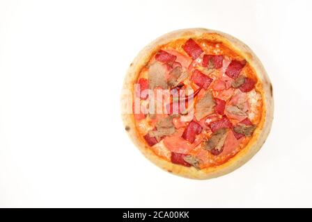 Pizza mit Speck, Pepperoni und Schweinefleisch isoliert auf weißem Hintergrund. Amerikanische Pizza mit knackigen Rändern. Essen mit Pfeffer und Gewürzen mitnehmen. Fast Food und italienische Küche Konzept Stockfoto