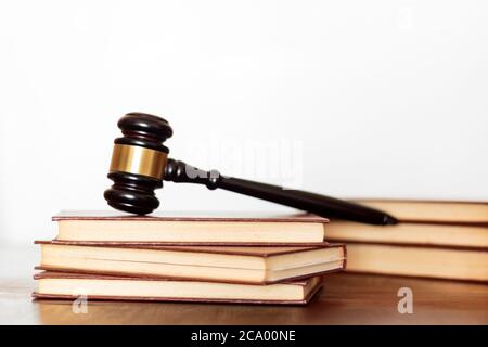 Richter Gavel und Gesetz Bücher auf Holztisch. Weißer Hintergrund mit Kopierbereich Stockfoto