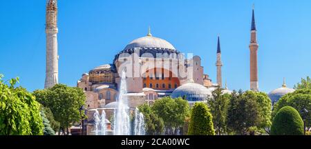 Hagia Sophia im Sommer, Istanbul, Türkei. Die antike Hagia Sophia oder Ayasofya ist das Wahrzeichen Istanbuls, des ehemaligen Konstantinopels. Landschaftlich schöner Panoramablick o Stockfoto