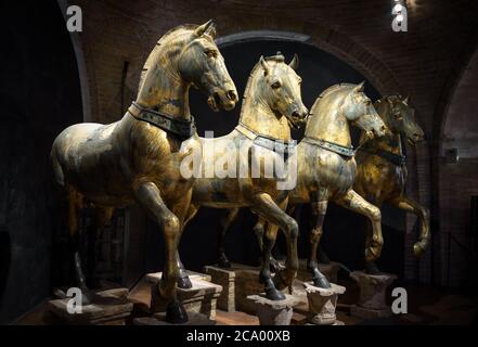 Venedig, Italien - 21. Mai 2017: Alte Bronzepferde im Markusdom in Venedig. Berühmte Quadriga aus Konstantinopel, byzantinisches Denkmal Stockfoto