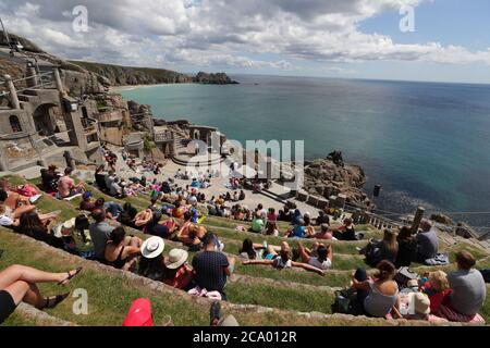 Die Sea Show Performance im Minack Theater in Porthcurno in der Nähe von Lands End. Stockfoto