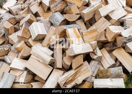 Vorbereitung des Brennholzes für den Winter. Ländliche gemütliche Feuerholz Hintergrund. Trocken gehackte Brennholz Protokolle im Stapel. Natürliches, organisches Konzept Stockfoto