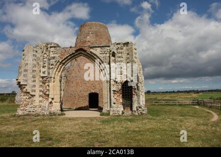 Altes Torhaus und später alte Windmühle, St. Benedict's Abbey, Norfolk Stockfoto