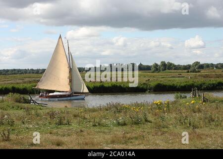 Segelyacht aus Holz unter Vollsegeln, Segeln auf dem Fluss Brure in Norfolk Broads Stockfoto