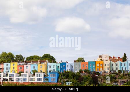 Bunte Häuser auf Cliftonwood Crescent, Bristol, England. Juli 2020 Stockfoto