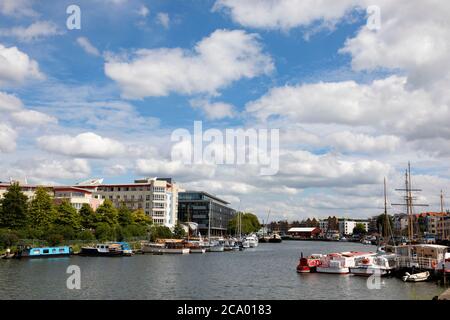 Blick auf den Fluss Avon in die Stadt Bristol. Boote und historische Schiffe sind vertäut. Bristol, England. Juli 2020 Stockfoto