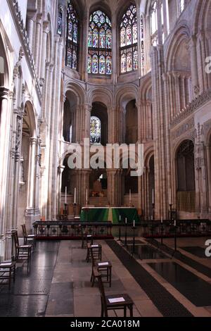 Innenraum der Kathedrale von Norwich, Norfolk, England, Blick auf den Hochaltar und den Bischofssitz, mit dem Grab von Herbert de Losinga, AD 1096 Stockfoto