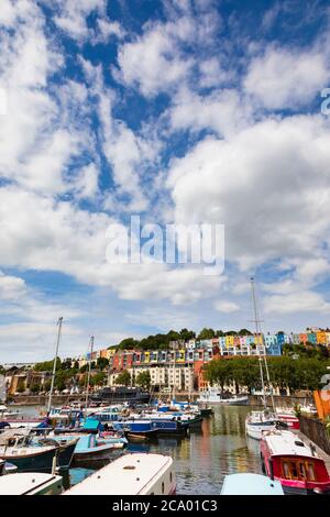 Blick von der Bristol Marina über den Fluss Avon auf die bunten Häuser von Cliftonwood Crescent, Bristol, England. Juli 2020 Stockfoto