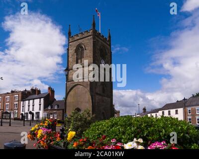 Uhrturm in Market Place ist alles, was von der ehemaligen Kirche Coleford Markt Stadtzentrum Gloucestershire England UK Forest of Dean bleibt Stockfoto