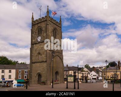 Uhrturm in Market Place ist alles, was von der ehemaligen Kirche Coleford Markt Stadtzentrum Gloucestershire England UK Forest of Dean bleibt Stockfoto